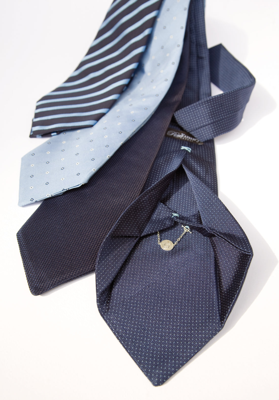 Cravatta Ad Maiora - una stretta di mano tra gentiluomini di Real Luxury Napoli